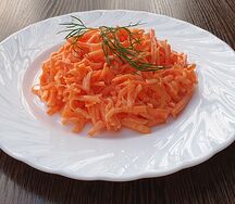 Салат из моркови со сметаной