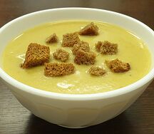 Суп-пюре из кабачков с гренками