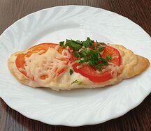 Куриное филе, запеченное с помидором