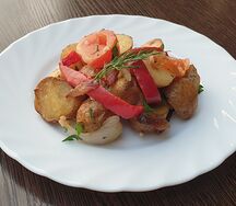 Картофель молодой, запеченный с овощами
