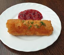 Рулет из индейки с клюквенным соусом