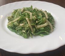 Салат из чуки с дайконом и ореховым соусом