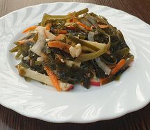 Салат из морской капусты с морковью, яблоком и сыром