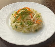 Салат из квашеной капусты с яблоками