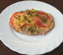 Свинина, запеченная с помидором