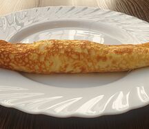 Омлет с крабовым мясом на сковороде