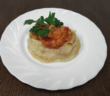 Манты с тыквой с овощным соусом