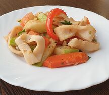 Кальмары тушеные с овощами