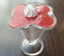 Десерт с клубникой и семенами чиа