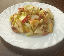 Салат из сельдерея с яблоком и грецким орехом