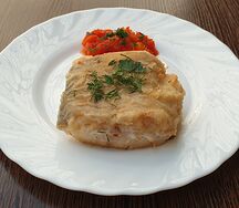 Пикша, жаренная с овощным соусом