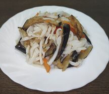 Лапша рисовая с баклажанами и перцем