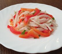 Салат из дайкона с перцем