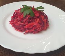 Салат из сырой свеклы, моркови и яблок