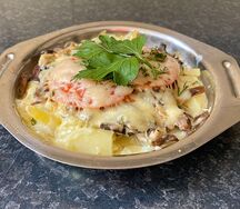 Язык говяжий, запеченный с картофелем и грибами