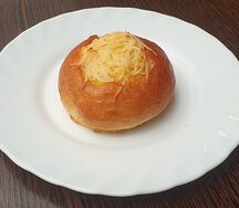 Булочка к завтраку с сосиской и яйцом