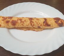 Омлет с помидором на сковороде