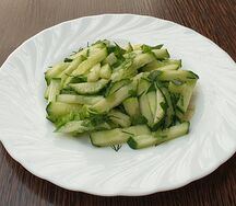 Салат из огурцов с зеленым луком