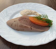Язык говяжий отварной с хреном