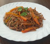 Лапша гречневая с овощами