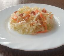 Салат из белокочанной капусты, моркови, яблок и изюма