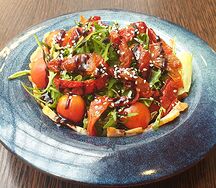 Салат из рукколы с курицей и вялеными томатами