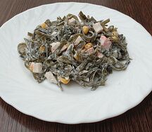 Салат из морской капусты с крабовым мясом