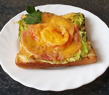 Сэндвич с ветчиной и сыром горячий