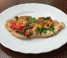 Индейка, запеченная с баклажаном и сыром