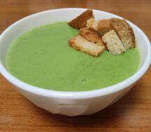 Суп-пюре с зеленым горошком и гренками