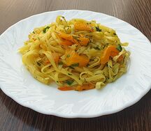 Удон с куркумой и сладким перцем