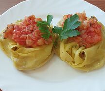 Манты с картофелем с овощным соусом