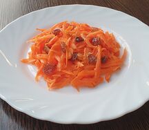 Салат из моркови с изюмом