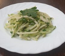 Салат из зеленой редьки с огурцом