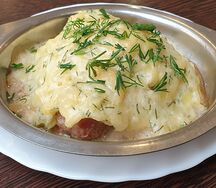 Курица с грибами на сковороде