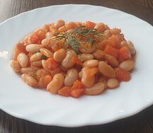 Фасоль белая с жареным луком и морковью