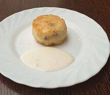 Сырник с изюмом и сметаной