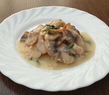 Фрикассе из курицы в сливочном соусе с грибами