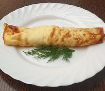 Омлет с беконом на сковороде