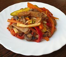 Язык говяжий, тушенный с овощами
