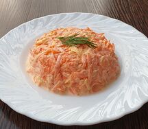 Салат из моркови с сыром и чесноком