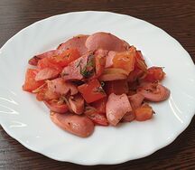 Сосиски жареные с помидором и луком