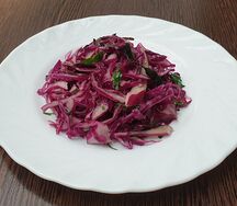 Салат из краснокочанной капусты с зеленью