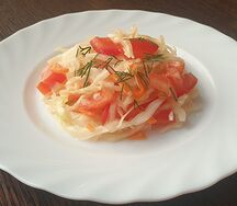 Салат из капусты с помидором