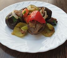 Баклажаны, жаренные с овощами