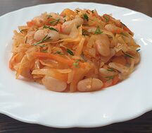 Капуста, тушенная с белой фасолью