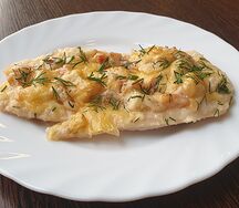 Куриное филе, запеченное с яблоком и беконом