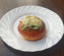 Булочка к завтраку с курицей и омлетом