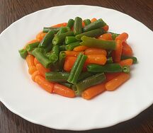 Морковь с зеленой фасолью и луком