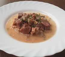 Говядина тушеная с грецким орехом